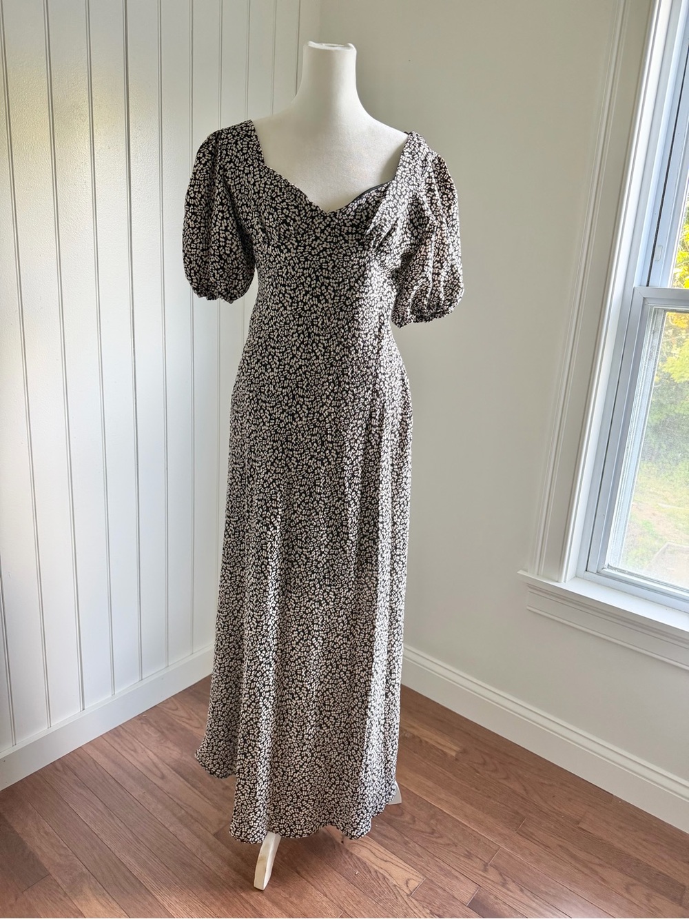 Black Floral Maxi Dress with Sweetheart Neckline and Puff Sleeves